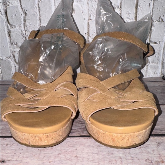 Uma Wedge - Picture 5 of 7